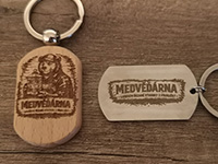 Přívěsky a klíčenky s logem Medvěďárny. 
